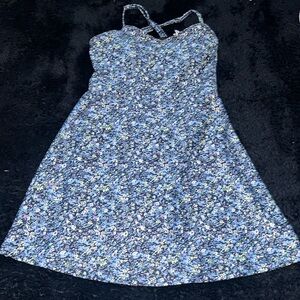 Cute detailed flowy short dres with crossed straps in the back